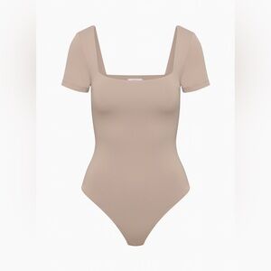 Contour Squareneck Shortsleeve Top